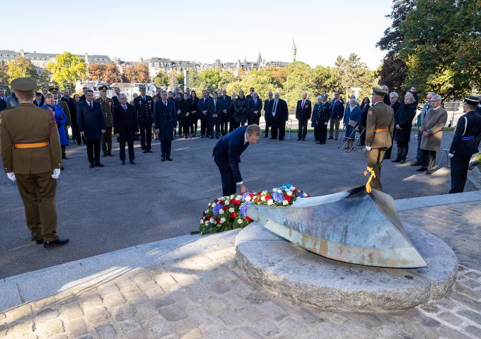 SAR le Grand-Duc ajuste le ruban de la couronne de fleurs