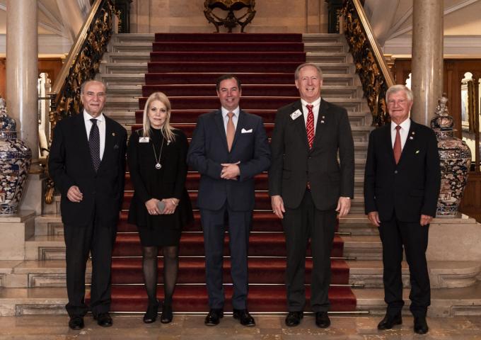 Le Prince et les invités prennent une photo souvenir devant l'escalier d'honneur