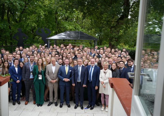 Photo souvenir du Prince avec les étudiants