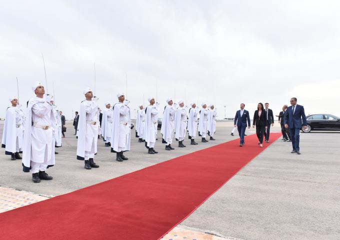 Sur un tapis rouge, le Prince et le ministre sont accueillis à l'aéroport