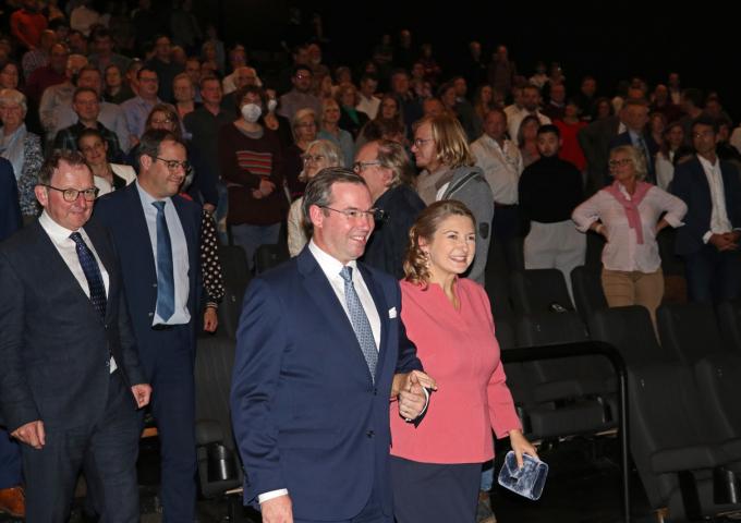 Le Couple héritier dans la salle de cinéma