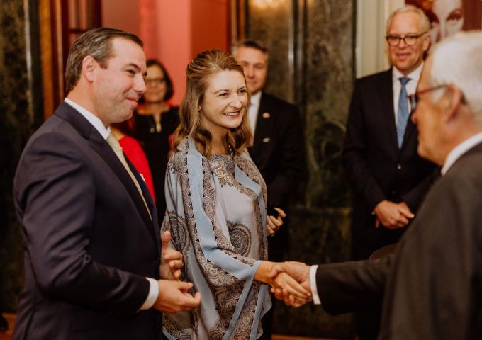 La Princesse Stéphanie salue un invité à la soirée BCLD