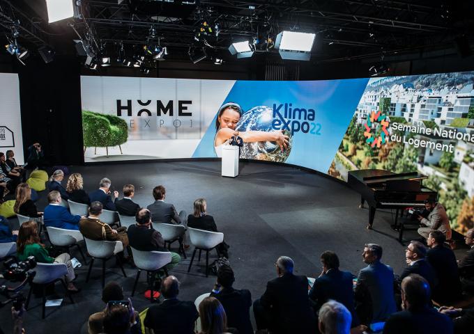 Vue la scène où se tient la cérémonie d'ouverture des salons