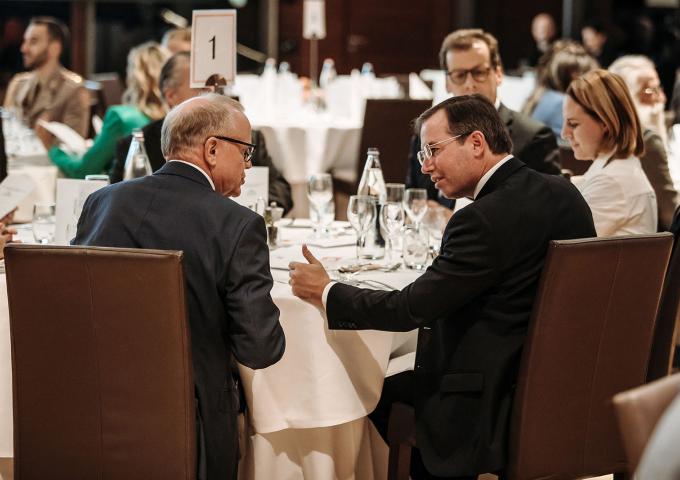 Le Prince en pleine discussion avec le président de la Fondation