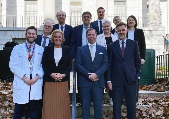 Le Prince entouré des ministres et de représentants de l'hôpital de Boston