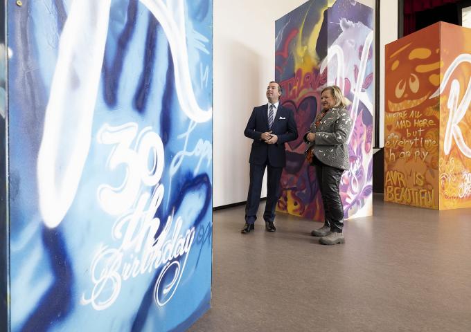 Le Prince découvre les graffitis réalisés pour les 30 ans de l'association