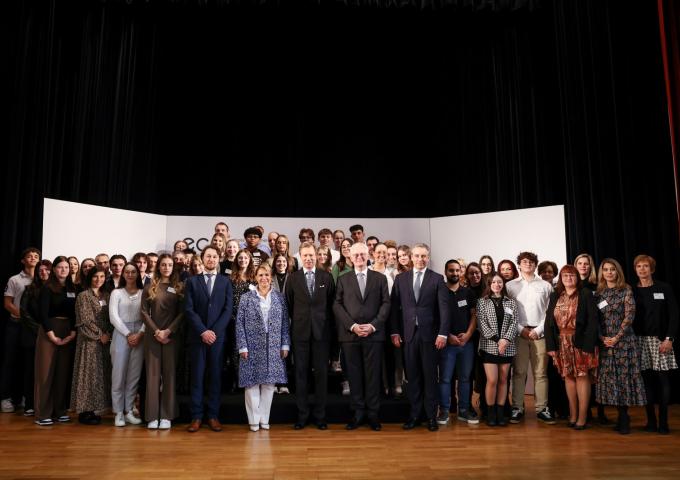 Le Couple grand-ducal entouré d'élèves et du personnel enseignant