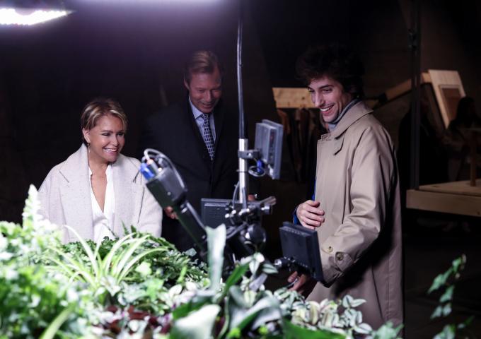 Le Couple grand-ducal devant une plantation sous une lumière artificielle