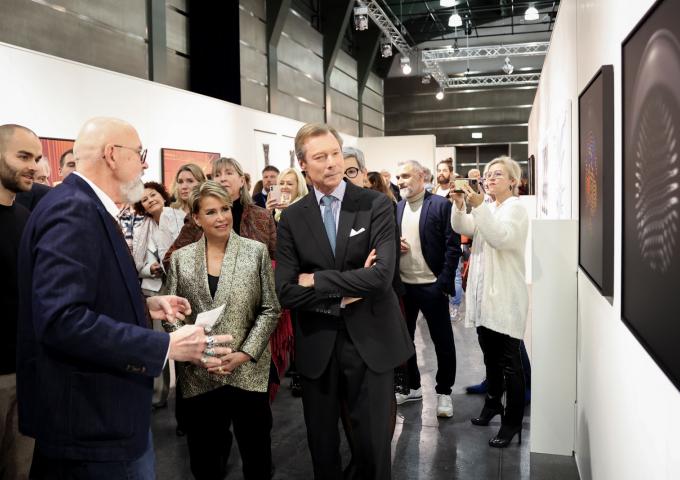 Le Couple grand-ducal écoute des explications sur une oeuvre