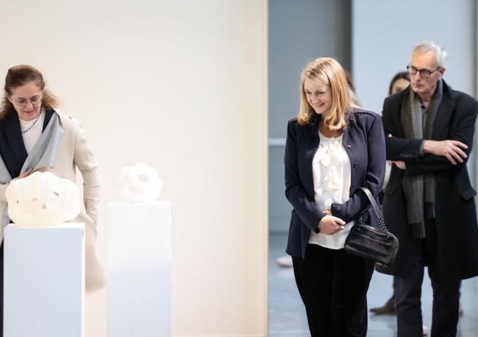 La Princesse découvre une oeuvre sur un stand