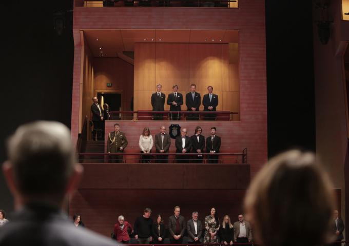 Les membres de la Famille grand-ducale se tiennent debout pour l'hommage