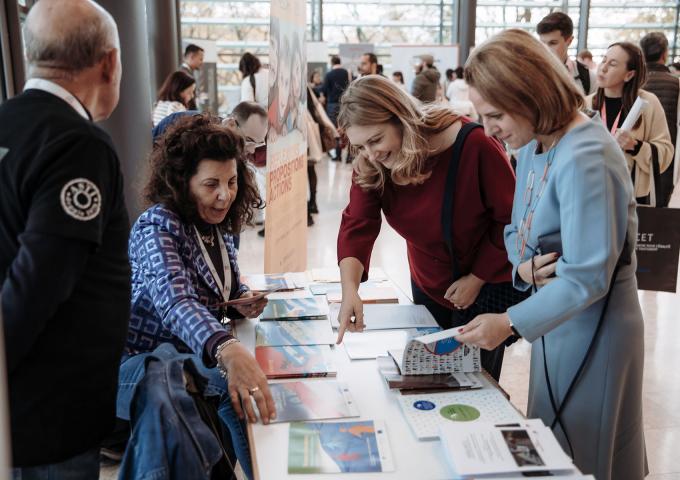 La Princesse échange avec la responsable d'un stand