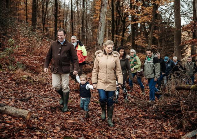 Le Couple Héritier et le Prince Charles se rendent sur le lien de la plantation