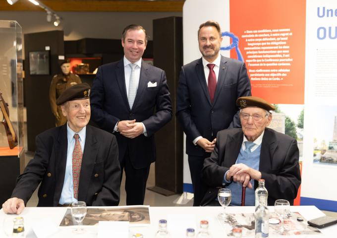 Photo souvenir avec les deux vétérans de la Guerre de Corée