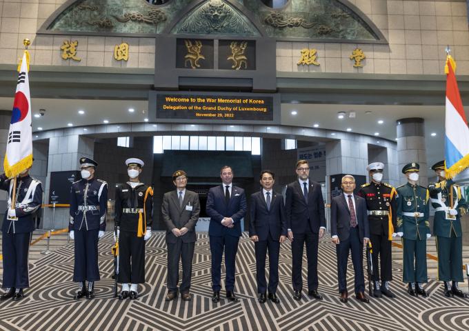 The Prince and the Minister in front of the War Memorial of Korea