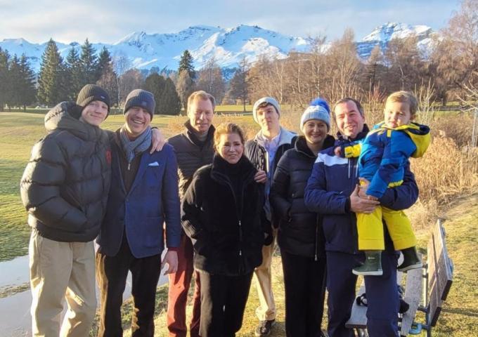 La Famille réunie à la montagne pour les fêtes de fin d'année