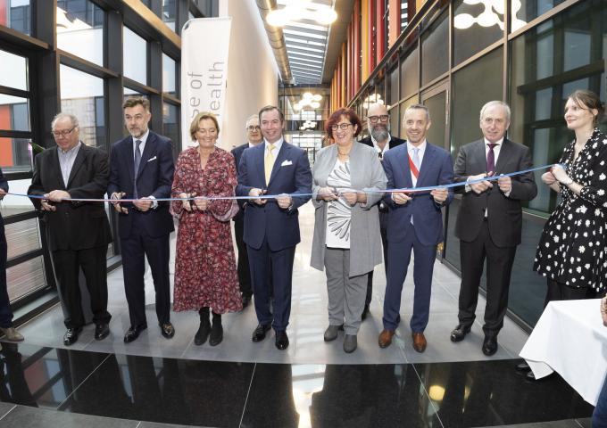 Photo souvenir lors de la découpe du ruban inaugural