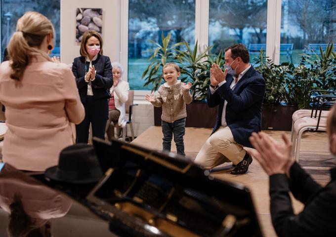 Le Prince Guillaume et le Prince Charles applaudissent lors d'un petit concert