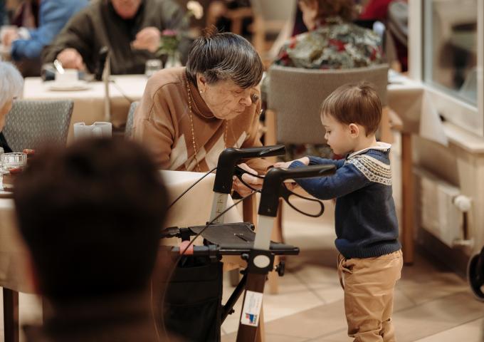 Le Prince Charle joue avec une dame