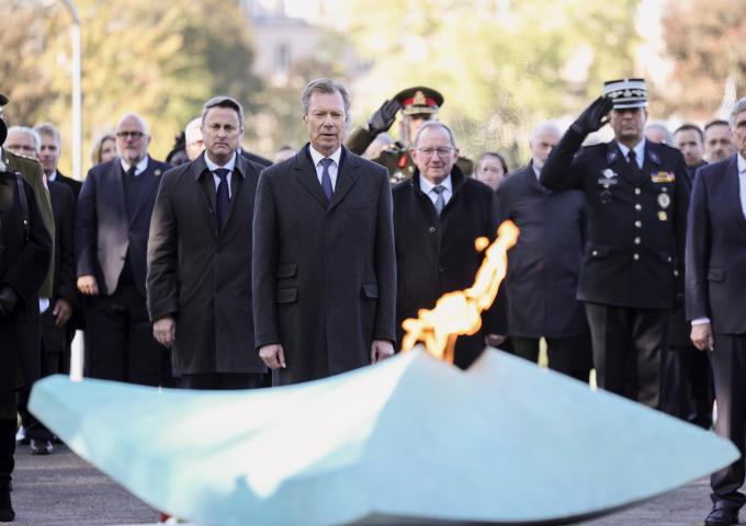 Le Grand-Duc lors de la cérémonie devant la flamme du Souvenir