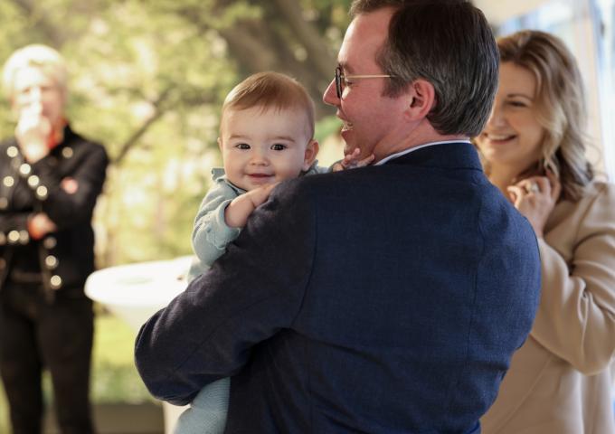 Le Prince François sourit dans les bras de son père, le Prince Guillaume