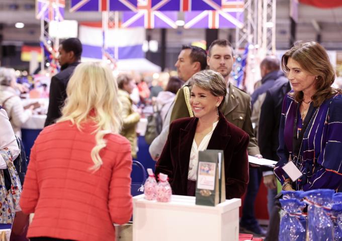La Grande-Duchesse regarde un stand lors de sa visite