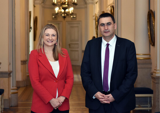 Son Altesse Royale la Grande-Duchesse Héritière et Monsieur Charles Schmit posent pour la photo officielle