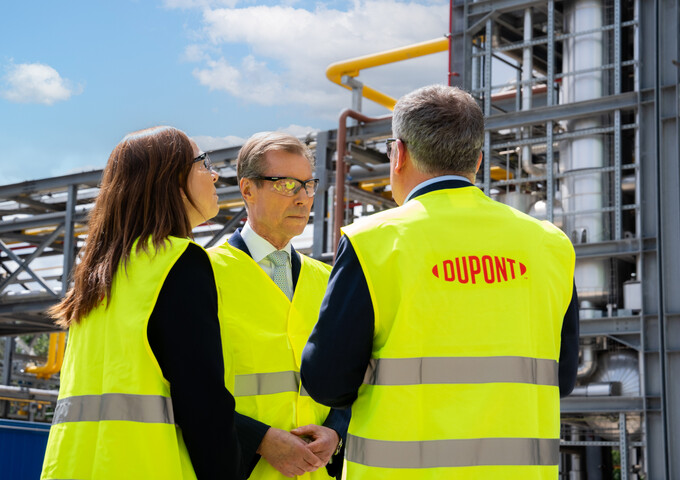 Inauguration de la nouvelle ligne de production "Tyvek" chez DuPont de Nemours 