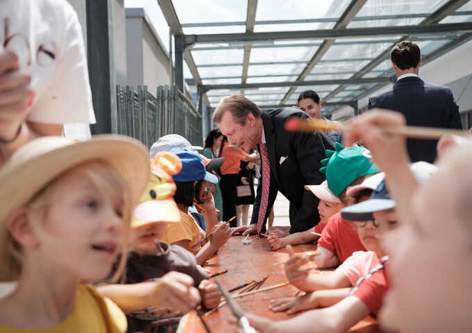 Le Grand-Duc sourit et parle à des élèves de l'école fondamentale