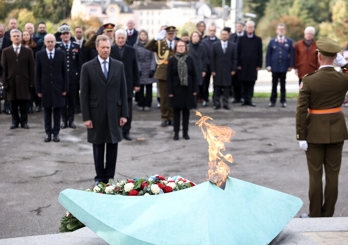 Le Grand-Duc devant la flamme éternelle