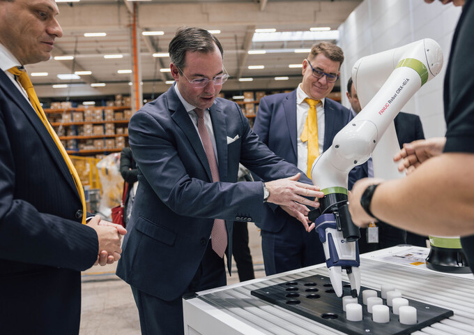 Visite du "Centre européen de customisation et de distribution" de "FANUC Europe Corporation"