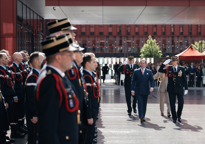 Le Grand-Duc a remis le nouveau drapeau de Corps au CGDIS