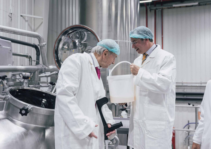 Aweiung vun der neier Produktiounslinn bei Cosmolux